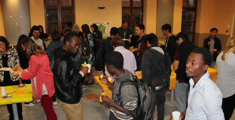A convivial moment around a buffet Reception of international students